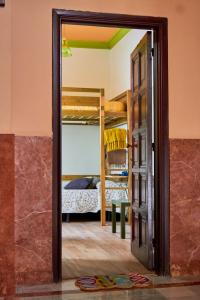 una puerta que conduce a un dormitorio con literas en Studio Plaza Farray, en Las Palmas de Gran Canaria