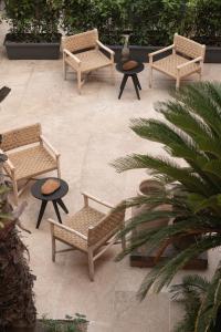 un gruppo di panche e tavoli su un patio di The Sanctuary Urban Retreat a Roma