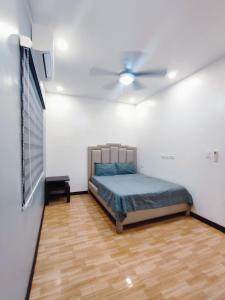 Schlafzimmer mit einem Bett und einem Deckenventilator in der Unterkunft Star Villa 2 in Angeles