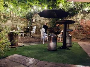 een man aan een tafel met een paraplu bij Egos in Castle Donington