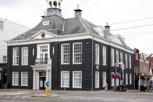 een groot zwart-wit gebouw in een stadsstraat bij Bob W Oosterpark in Amsterdam