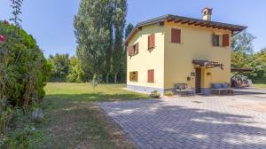 摩德納的住宿－3T - Affitti Brevi Italia，一座带庭院的房屋的图象