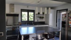 uma cozinha com um balcão preto e um lavatório em VILLA MONTPELLIER em Montpellier