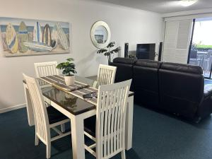 Posezení v ubytování Prime Position – Dream Holiday Unit in Caloundra!!