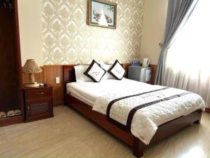 a bedroom with a large bed and a window at Hương Toàn 2 Hotel in Phu Quoc