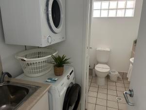 Koupelna v ubytování Prime Position – Dream Holiday Unit in Caloundra!!