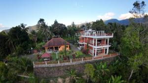 シンガラジャにあるThe Mungseng Villa Baliの丘の上の家屋