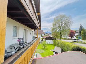 een balkon met een tafel en stoelen op een huis bij Haus Eggensberger in Fischen