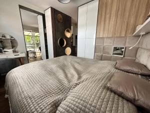 Posteľ alebo postele v izbe v ubytovaní Apartament z ogródkiem