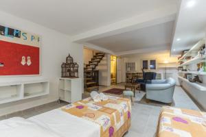Un dormitorio con dos camas y una sala de estar. en All'Ombra Della Luna, Bologna By Short Holidays, en Bolonia