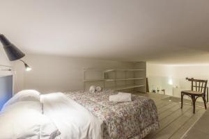 1 dormitorio con 1 cama blanca grande y 2 almohadas en All'Ombra Della Luna, Bologna By Short Holidays, en Bolonia