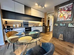 Kuchyňa alebo kuchynka v ubytovaní Apartament z ogródkiem
