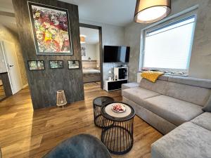 Televízia a/alebo spoločenská miestnosť v ubytovaní Apartament z ogródkiem