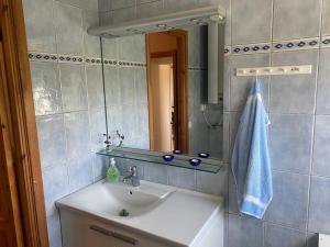 a bathroom with a sink and a mirror at Lantligt boende på Österlen in Kivik