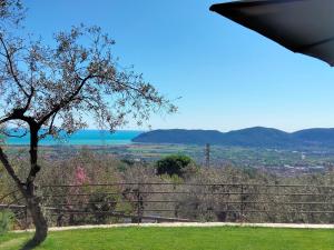 een uitzicht op de oceaan vanuit een huis bij A CASA DI OLIVO in Castelnuovo Magra