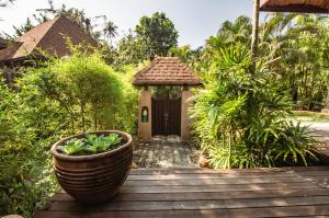 ein kleines Haus mit einer Holzterrasse mit einer Tür in der Unterkunft High Season Pool Villa & Spa in Ko Kood