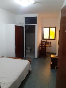 1 dormitorio con 1 cama y baño con aseo en Dora alojamientos en Corrientes