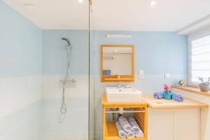 a bathroom with a sink and a shower at Tikaz Rolè - Maison de pêcheur in Pleumeur-Bodou +9 photos