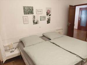 twee bedden naast elkaar in een slaapkamer bij Große Ferienwohnung am Waldrand in Schönau