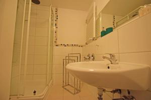 布萊梅的住宿－Air Apartments 6，一间带水槽和淋浴的浴室