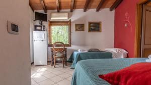 摩德納的住宿－3T - Affitti Brevi Italia，带两张床和一张桌子的房间以及一间厨房
