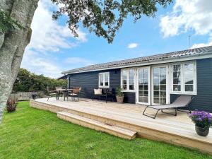 una terraza de madera frente a una casa en Holiday home Kerteminde XII en Kerteminde