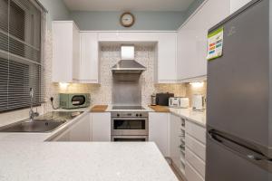 Dapur atau dapur kecil di Stunning Central 2BR Flat btw Soho & Covent Garden