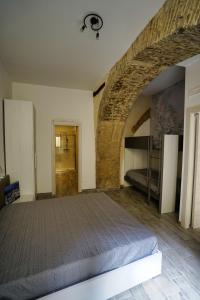 um quarto com uma cama e uma parede de tijolos em CARLO DI BORBONE - Casa Vacanze- em Fornelli