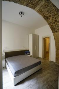 ein Schlafzimmer mit einem Bett und einer Ziegelwand in der Unterkunft CARLO DI BORBONE - Casa Vacanze- in Fornelli