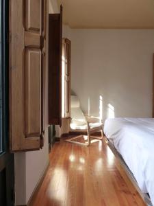 a bedroom with a bed and a chair in it at Apartamento Ábside de San Juan II in Estella