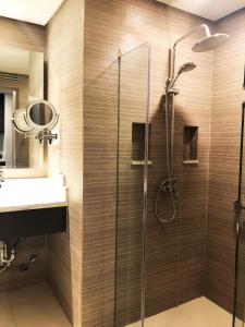 y baño con ducha y lavamanos. en The Residences at BCCT en Manila