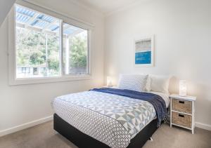 Un dormitorio blanco con una cama y una ventana. en Happy Valley, en Rye