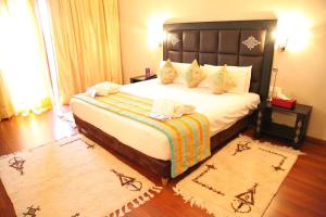 Postel nebo postele na pokoji v ubytování Palm Plaza Marrakech