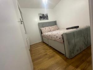 małą sypialnię z łóżkiem w pokoju w obiekcie NEW! 4 Bedroom London House with Garden and Lawn w Londynie