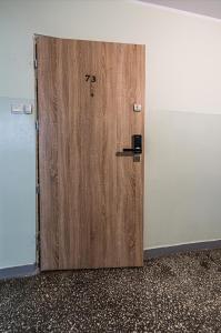 a large wooden door in a room at Apartament Crab Sopot Kamienny Potok in Sopot