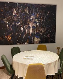 een witte tafel met stoelen en een schilderij aan de muur bij YELKEN PANSİYON Sinop in Sinop