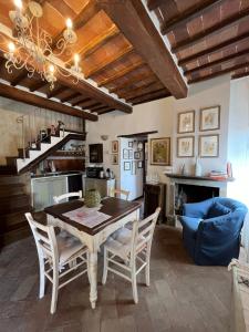 een keuken met een eettafel en stoelen bij La Soffitta della Nonna Nanna in Pitigliano