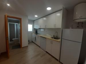 Η κουζίνα ή μικρή κουζίνα στο APARTAMENTOS sol y playa +13 φωτογραφίες