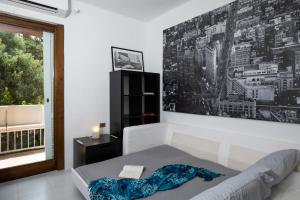 羅通多港的住宿－Casa Neva by Wonderful Italy，卧室配有一张床,墙上挂着一幅画