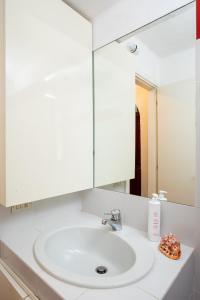 羅通多港的住宿－Casa Neva by Wonderful Italy，浴室设有白色水槽和镜子
