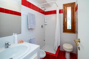 羅通多港的住宿－Casa Neva by Wonderful Italy，浴室配有白色水槽和卫生间。