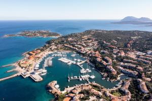 - une vue aérienne sur un port avec des bateaux dans l'eau dans l'établissement Casa Neva by Wonderful Italy, à Porto Rotondo