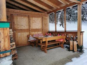 una cabina in legno con tavolo e sedie di Ferienhäuser Stohl a Mariapfarr