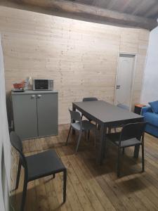 uma cozinha com mesa e cadeiras num quarto em Mulini di Verrucole em Naggio