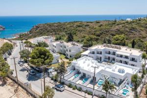 Vue aérienne d'un bâtiment blanc avec l'océan en arrière-plan dans l'établissement CASA MIKELE by Sarikas Anthony Quinn Beach Faliraki - Ladikos Garden, à Faliraki