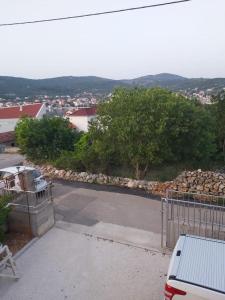 - une vue sur un parking avec des arbres et des rochers dans l'établissement Valentina, à Vinišće