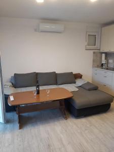- un salon avec un canapé et une table dans l'établissement Valentina, à Vinišće