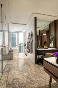 Renaissance Xi'an Hotel في شيان: مطبخ وغرفة معيشة مع حوض وحوض استحمام