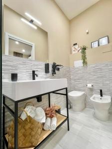 bagno con lavandino e servizi igienici di Regina Elena Rooms a Pescara