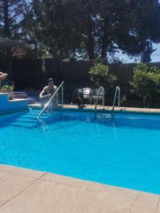 un hombre está jugando en una piscina en La Buena Siesta, en Ruidera